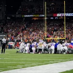 NFL, American Football Herren, USA Buffalo Bills at Cincinnati Bengals Jan 2, 2023 Cincinnati, Ohio, USA The Buffalo Bills take a knee in prayer as Buffalo Bills safety Damar Hamlin 3 is taken off the field by ambulance, background, following a collision in the first quarter against the Cincinnati Bengals at Paycor Stadium. Cincinnati Paycor Stadium Ohio USA, EDITORIAL USE ONLY PUBLICATIONxINxGERxSUIxAUTxONLY Copyright: xKareemxElgazzarx 20230102_tbs_vw2_149