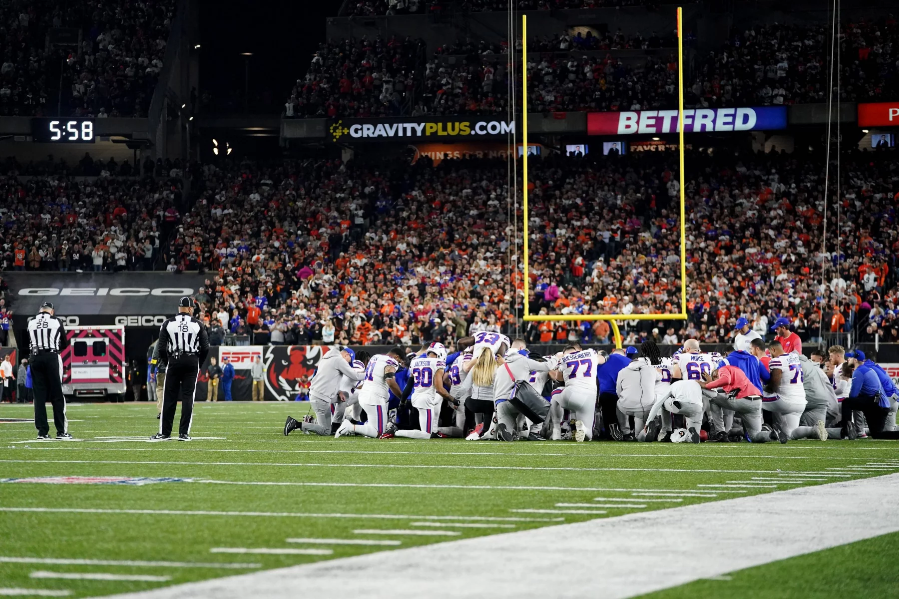 NFL, American Football Herren, USA Buffalo Bills at Cincinnati Bengals Jan 2, 2023 Cincinnati, Ohio, USA The Buffalo Bills take a knee in prayer as Buffalo Bills safety Damar Hamlin 3 is taken off the field by ambulance, background, following a collision in the first quarter against the Cincinnati Bengals at Paycor Stadium. Cincinnati Paycor Stadium Ohio USA, EDITORIAL USE ONLY PUBLICATIONxINxGERxSUIxAUTxONLY Copyright: xKareemxElgazzarx 20230102_tbs_vw2_149