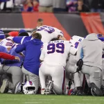 CINCINNATI, OH - JANUARY 02: The Buffalo Bills organization prays on the field after safety Damar Hamlin 3 was taken off the field in an ambulance during the game against the Buffalo Bills and the Cincinnati Bengals on January 2, 2023, at Paycor Stadium in Cincinnati, OH. Photo by Ian Johnson/Icon Sportswire NFL, American Football Herren, USA JAN 02 Bills at Bengals Icon230102027