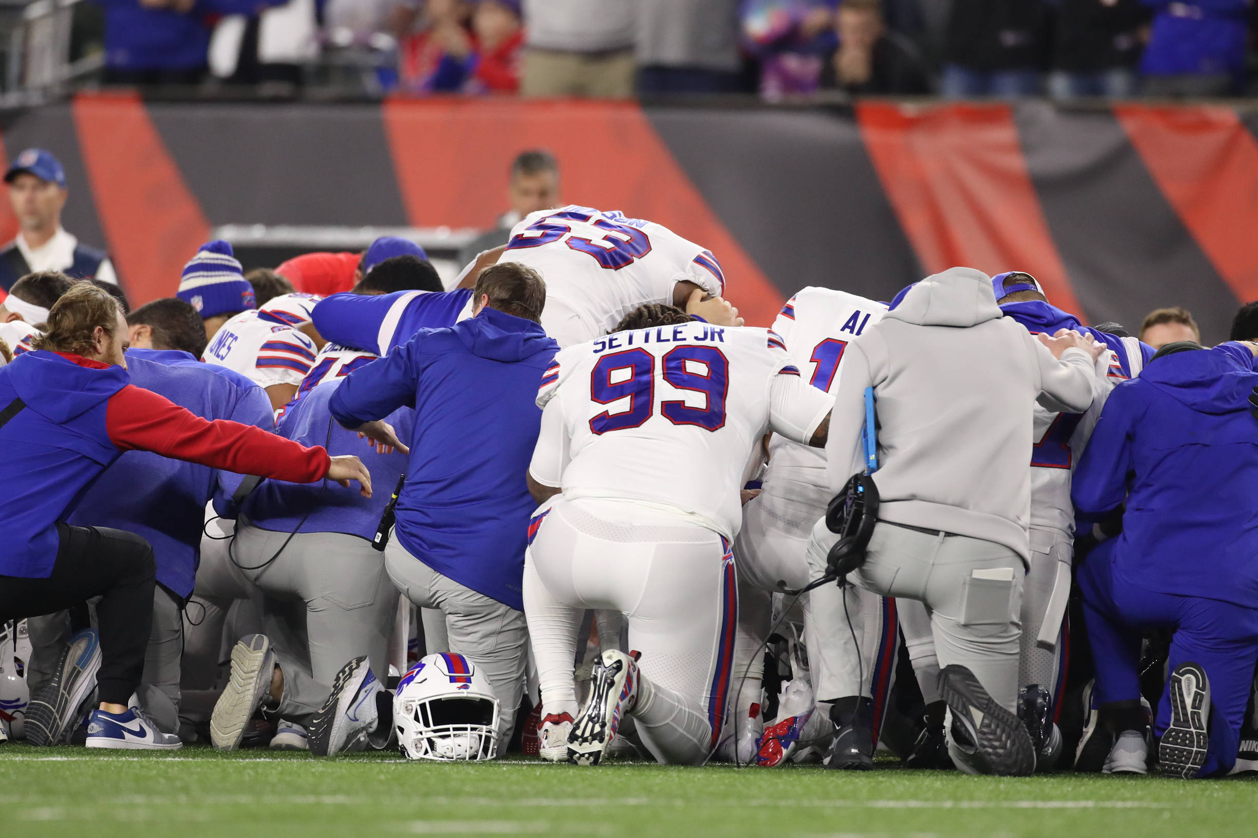 CINCINNATI, OH - JANUARY 02: The Buffalo Bills organization prays on the field after safety Damar Hamlin 3 was taken off the field in an ambulance during the game against the Buffalo Bills and the Cincinnati Bengals on January 2, 2023, at Paycor Stadium in Cincinnati, OH. Photo by Ian Johnson/Icon Sportswire NFL, American Football Herren, USA JAN 02 Bills at Bengals Icon230102027
