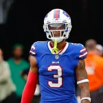 Die bewegendsten NFL-Momente des Jahres 2023 - EAST RUTHERFORD, NJ - NOVEMBER 06: Buffalo Bills safety Damar Hamlin 3 during the National Football League game between the New York Jets and the Buffalo Bills on November 6, 2022 at MetLife Stadium in East Rutherford, New Jersey. Photo by Rich Graessle/Icon Sportswire NFL, American Football Herren, USA NOV 06 Bills at Jets Icon22110612356