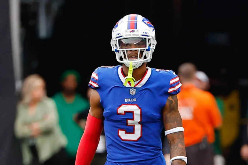 Die bewegendsten NFL-Momente des Jahres 2023 - EAST RUTHERFORD, NJ - NOVEMBER 06: Buffalo Bills safety Damar Hamlin 3 during the National Football League game between the New York Jets and the Buffalo Bills on November 6, 2022 at MetLife Stadium in East Rutherford, New Jersey. Photo by Rich Graessle/Icon Sportswire NFL, American Football Herren, USA NOV 06 Bills at Jets Icon22110612356