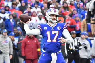 DAZN NFL Programm Woche 4 - NFL, American Football Herren, USA New England Patriots at Buffalo Bills Jan 8, 2023 Orchard Park, New York, USA Buffalo Bills quarterback Josh Allen 17 throws a pass in the first quarter against the New England Patriots at Highmark Stadium. Orchard Park Highmark Stadium New York USA, EDITORIAL USE ONLY PUBLICATIONxINxGERxSUIxAUTxONLY Copyright: xMarkxKoneznyx 20230108_tdc_bk3_0139