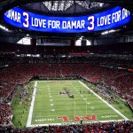 Sport Bilder des Tages ATLANTA, GA - JANUARY 08: The Falcons pay tribute to Damar Hamlin before the Sunday afternoon NFL, American Football Herren, USA game between the Tampa Bay Buccaneers and the Atlanta Falcons on January 8, 2023 at the Mercedes-Benz Stadium in Atlanta, Georgia. Photo by David J. Griffin/Icon Sportswire NFL: JAN 08 Buccaneers at Falcons Icon953230108066