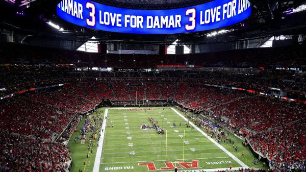Sport Bilder des Tages ATLANTA, GA - JANUARY 08: The Falcons pay tribute to Damar Hamlin before the Sunday afternoon NFL, American Football Herren, USA game between the Tampa Bay Buccaneers and the Atlanta Falcons on January 8, 2023 at the Mercedes-Benz Stadium in Atlanta, Georgia. Photo by David J. Griffin/Icon Sportswire NFL: JAN 08 Buccaneers at Falcons Icon953230108066