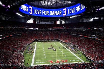 Sport Bilder des Tages ATLANTA, GA - JANUARY 08: The Falcons pay tribute to Damar Hamlin before the Sunday afternoon NFL, American Football Herren, USA game between the Tampa Bay Buccaneers and the Atlanta Falcons on January 8, 2023 at the Mercedes-Benz Stadium in Atlanta, Georgia. Photo by David J. Griffin/Icon Sportswire NFL: JAN 08 Buccaneers at Falcons Icon953230108066