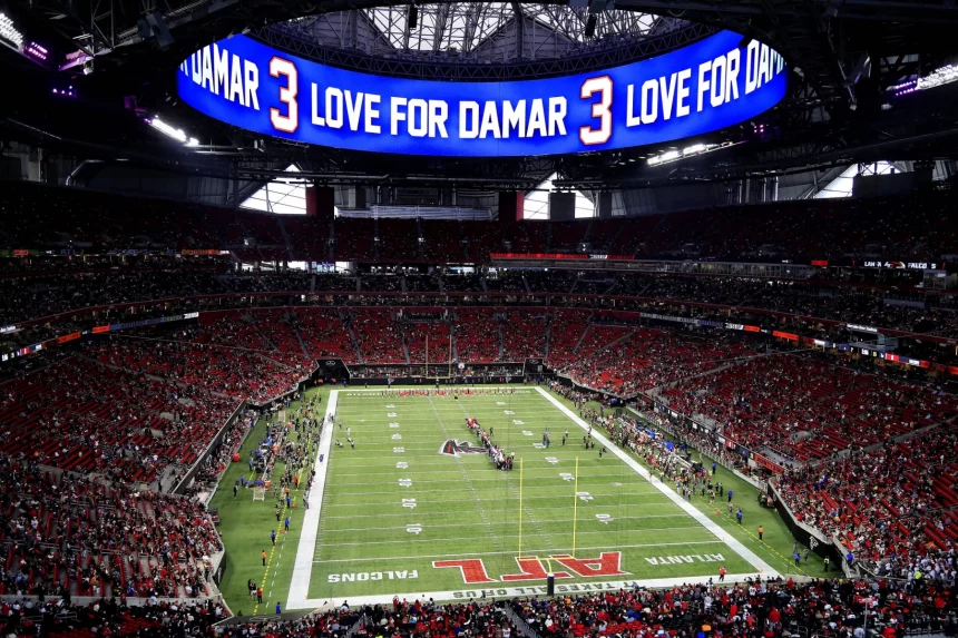 Sport Bilder des Tages ATLANTA, GA - JANUARY 08: The Falcons pay tribute to Damar Hamlin before the Sunday afternoon NFL, American Football Herren, USA game between the Tampa Bay Buccaneers and the Atlanta Falcons on January 8, 2023 at the Mercedes-Benz Stadium in Atlanta, Georgia. Photo by David J. Griffin/Icon Sportswire NFL: JAN 08 Buccaneers at Falcons Icon953230108066