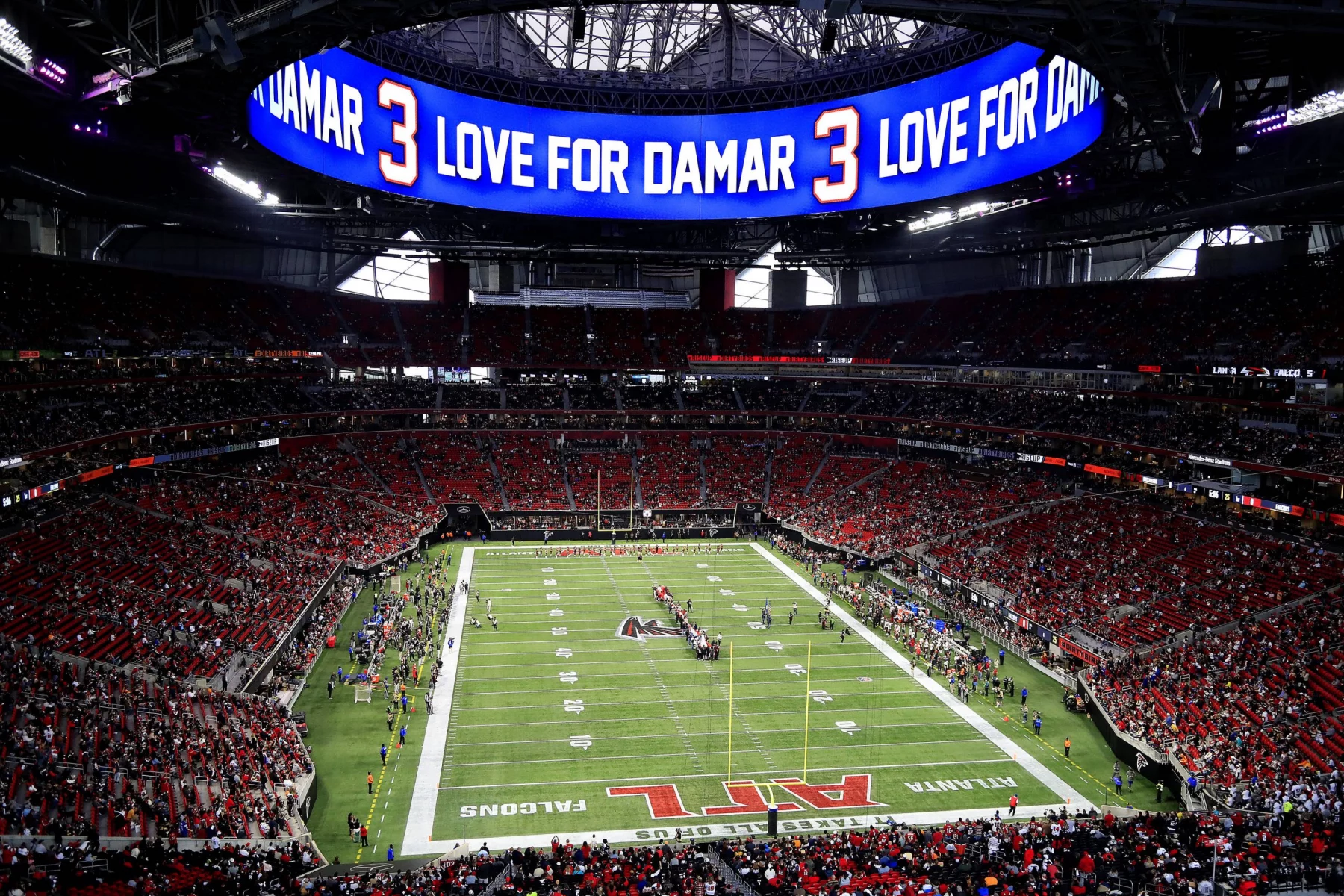 Sport Bilder des Tages ATLANTA, GA - JANUARY 08: The Falcons pay tribute to Damar Hamlin before the Sunday afternoon NFL, American Football Herren, USA game between the Tampa Bay Buccaneers and the Atlanta Falcons on January 8, 2023 at the Mercedes-Benz Stadium in Atlanta, Georgia. Photo by David J. Griffin/Icon Sportswire NFL: JAN 08 Buccaneers at Falcons Icon953230108066