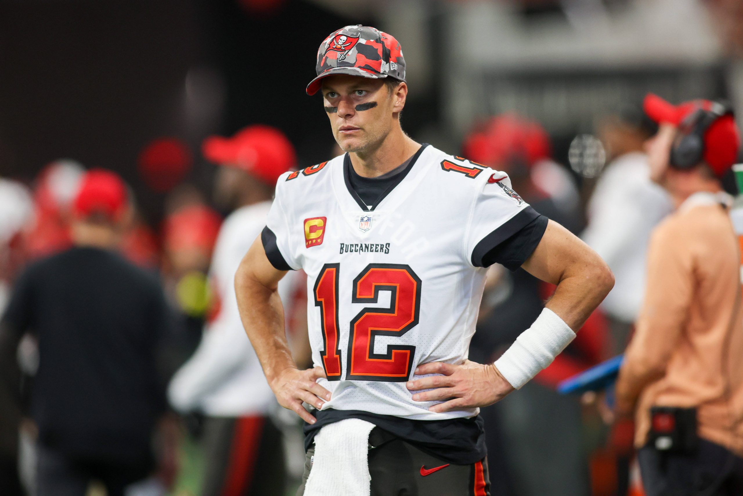 NFL, American Football Herren, USA Tampa Bay Buccaneers at Atlanta Falcons Jan 8, 2023 Atlanta, Georgia, USA Tampa Bay Buccaneers quarterback Tom Brady 12 on the sideline against the Atlanta Falcons in the third quarter at Mercedes-Benz Stadium. Atlanta Mercedes-Benz Stadium Georgia USA, EDITORIAL USE ONLY PUBLICATIONxINxGERxSUIxAUTxONLY Copyright: xBrettxDavisx 20230108_tbs_ad1_269