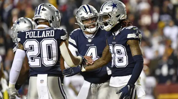 LANDOVER, MD - JANUARY 08: Cowboys running back Tony Pollard 20 and quarterback Dak Prescott 4 congratulate wide receiver CeeDee Lamb 88 after his touchdown catch during the Dallas Cowboys versus Washington Commanders National Football League game at FedEx Field on January 8, 2023 in Landover, MD. Photo by Randy Litzinger/Icon Sportswire NFL, American Football Herren, USA JAN 08 Cowboys at Commanders Icon9662301080918