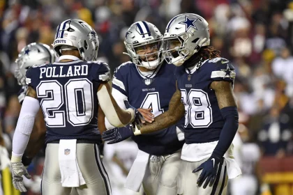 LANDOVER, MD - JANUARY 08: Cowboys running back Tony Pollard 20 and quarterback Dak Prescott 4 congratulate wide receiver CeeDee Lamb 88 after his touchdown catch during the Dallas Cowboys versus Washington Commanders National Football League game at FedEx Field on January 8, 2023 in Landover, MD. Photo by Randy Litzinger/Icon Sportswire NFL, American Football Herren, USA JAN 08 Cowboys at Commanders Icon9662301080918