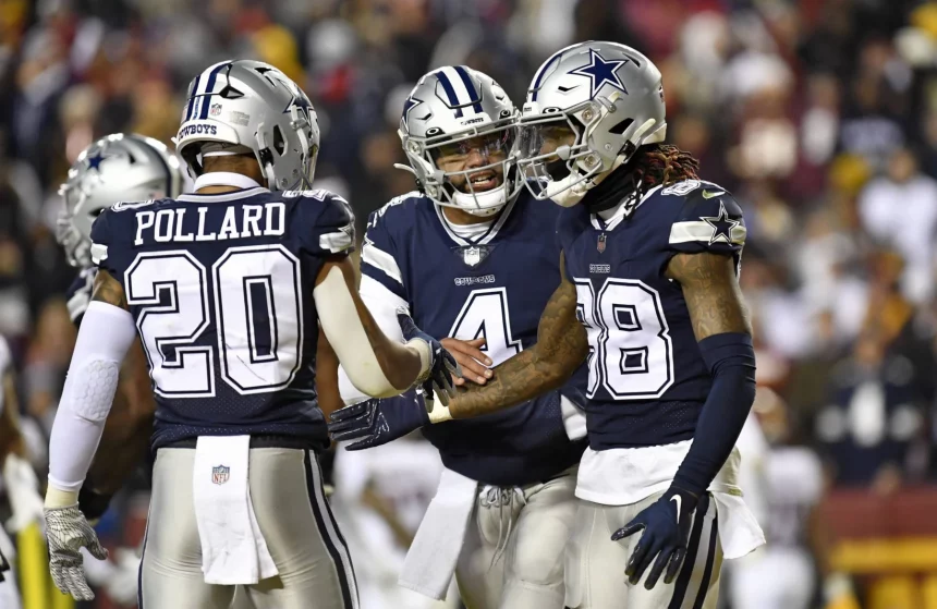 LANDOVER, MD - JANUARY 08: Cowboys running back Tony Pollard 20 and quarterback Dak Prescott 4 congratulate wide receiver CeeDee Lamb 88 after his touchdown catch during the Dallas Cowboys versus Washington Commanders National Football League game at FedEx Field on January 8, 2023 in Landover, MD. Photo by Randy Litzinger/Icon Sportswire NFL, American Football Herren, USA JAN 08 Cowboys at Commanders Icon9662301080918