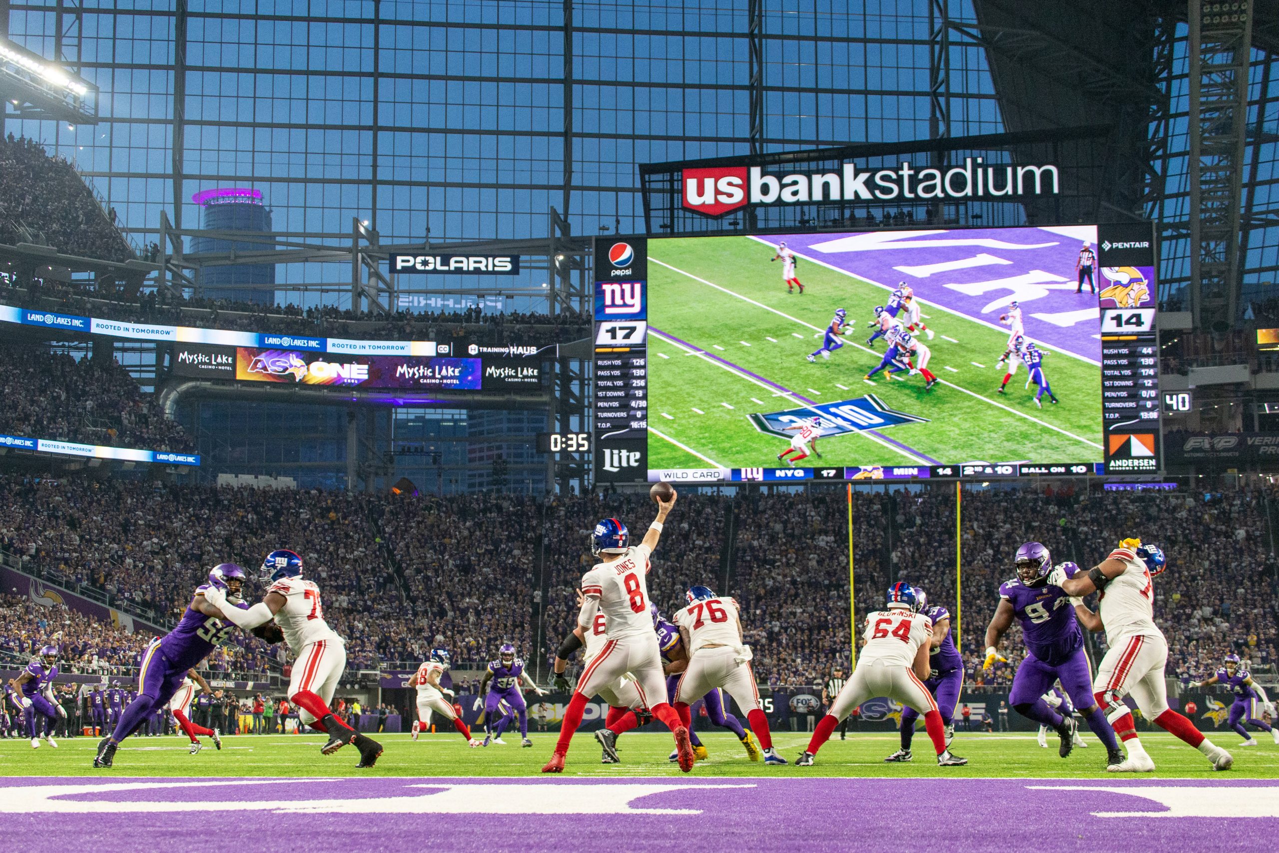 MINNEAPOLIS, MN - JANUARY 15: New York Giants quarterback Daniel Jones 8 throws the ball during the NFL, American Football Herren, USA game between the New York Giants and Minnesota Vikings on January 15th, 2023, at U.S. Bank Stadium in Minneapolis, MN. Photo by Bailey Hillesheim/Icon Sportswire NFL: JAN 15 NFC Wild Card Playoffs - Giants at Vikings Icon230115018