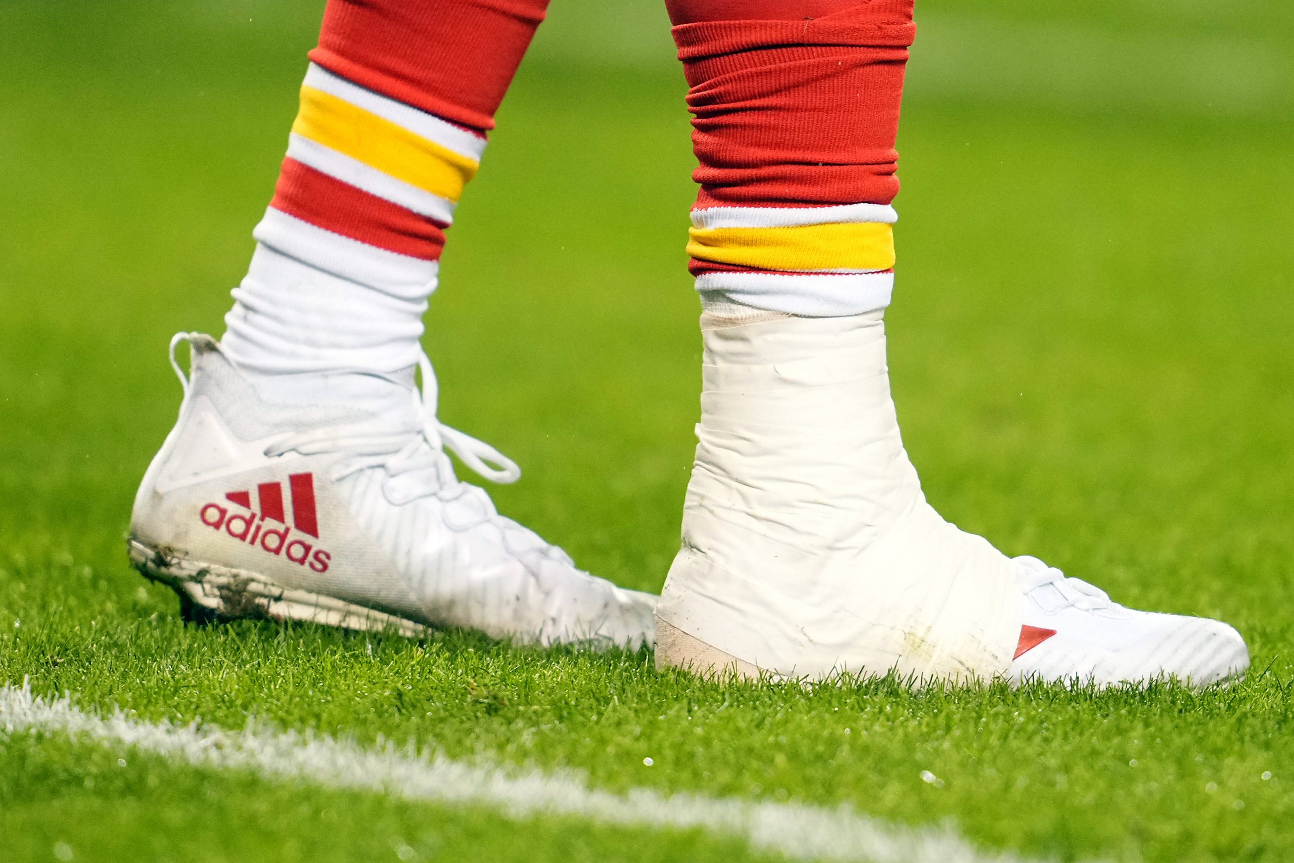 NFL, American Football Herren, USA AFC Divisional Round-Jacksonville Jaguars at Kansas City Chiefs Jan 21, 2023 Kansas City, Missouri, USA Kansas City Chiefs quarterback Patrick Mahomes 15 ankle is taped heavily during the second half in the AFC divisional round game at GEHA Field at Arrowhead Stadium. Kansas City GEHA Field at Arrowhead Stadium Missouri USA, EDITORIAL USE ONLY PUBLICATIONxINxGERxSUIxAUTxONLY Copyright: xJayxBiggerstaffx 20230121_gav_ba4_121