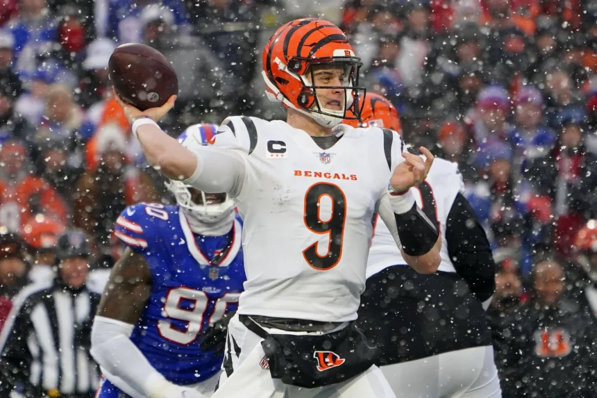 NFL, American Football Herren, USA AFC Divisional Round-Cincinnati Bengals at Buffalo Bills Jan 22, 2023 Orchard Park, New York, USA Cincinnati Bengals quarterback Joe Burrow 9 passes the ball against the Buffalo Bills during the second quarter of an AFC divisional round game at Highmark Stadium. Orchard Park Highmark Stadium New York USA, EDITORIAL USE ONLY PUBLICATIONxINxGERxSUIxAUTxONLY Copyright: xGregoryxFisherx 20230122_jcd_fb5_0246