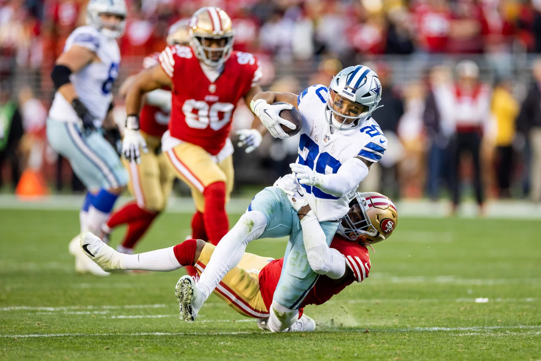 Hip-Drop-Tackle SANTA CLARA, CA - JANUARY 22: Dallas Cowboys running back Tony Pollard 20 is tackled and twists his ankle during the NFL, American Football Herren, USA NFC Divisional Playoff game between the Dallas Cowboys and San Francisco 49ers at Levis Stadium in Santa Clara, CA. Photo by Bob Kupbens/Icon Sportswire NFL: JAN 22 NFC Divisional Playoffs - TBD at 49ers Icon230122020