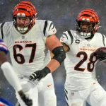 NFL, American Football Herren, USA AFC Divisional Round-Cincinnati Bengals at Buffalo Bills Jan 22, 2023 Orchard Park, New York, USA Cincinnati Bengals running back Joe Mixon 28 carries the ball behind Cincinnati Bengals offensive tackle Cordell Volson 67 in the second quarter during an AFC divisional round game at Highmark Stadium. Orchard Park Highmark Stadium New York USA, EDITORIAL USE ONLY PUBLICATIONxINxGERxSUIxAUTxONLY Copyright: xKareemxElgazzarx 20230122_sjb_KAE_213