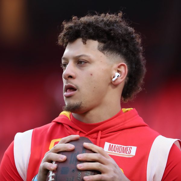 KANSAS CITY, MO - JANUARY 21: Kansas City Chiefs quarterback Patrick Mahomes 15 before an AFC divisional playoff game between the Jacksonville Jaguars and Kansas City Chiefs on January 21, 2023 at GEHA Field at Arrowhead Stadium in Kansas City, MO. Photo by Scott Winters/Icon Sportswire NFL, American Football Herren, USA JAN 21 AFC Divisional Playoffs - Jaguars at Chiefs Icon2301210059