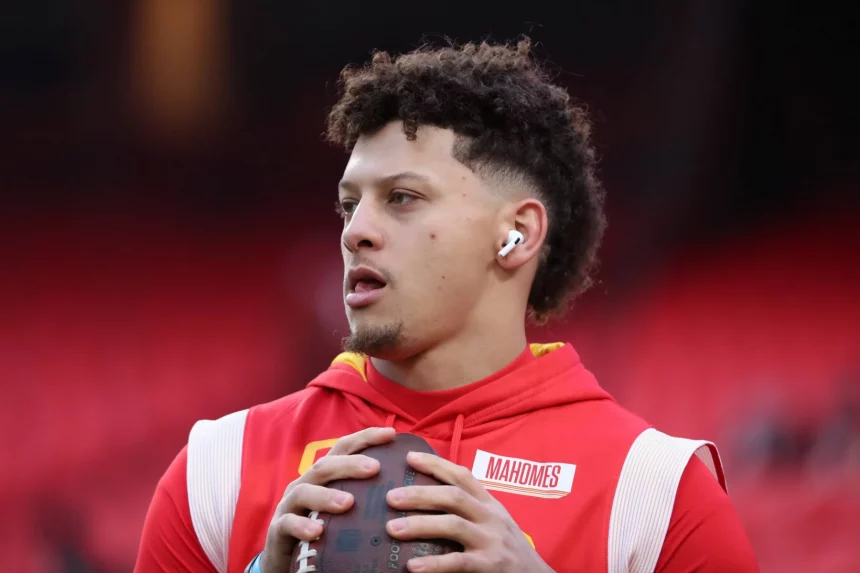KANSAS CITY, MO - JANUARY 21: Kansas City Chiefs quarterback Patrick Mahomes 15 before an AFC divisional playoff game between the Jacksonville Jaguars and Kansas City Chiefs on January 21, 2023 at GEHA Field at Arrowhead Stadium in Kansas City, MO. Photo by Scott Winters/Icon Sportswire NFL, American Football Herren, USA JAN 21 AFC Divisional Playoffs - Jaguars at Chiefs Icon2301210059