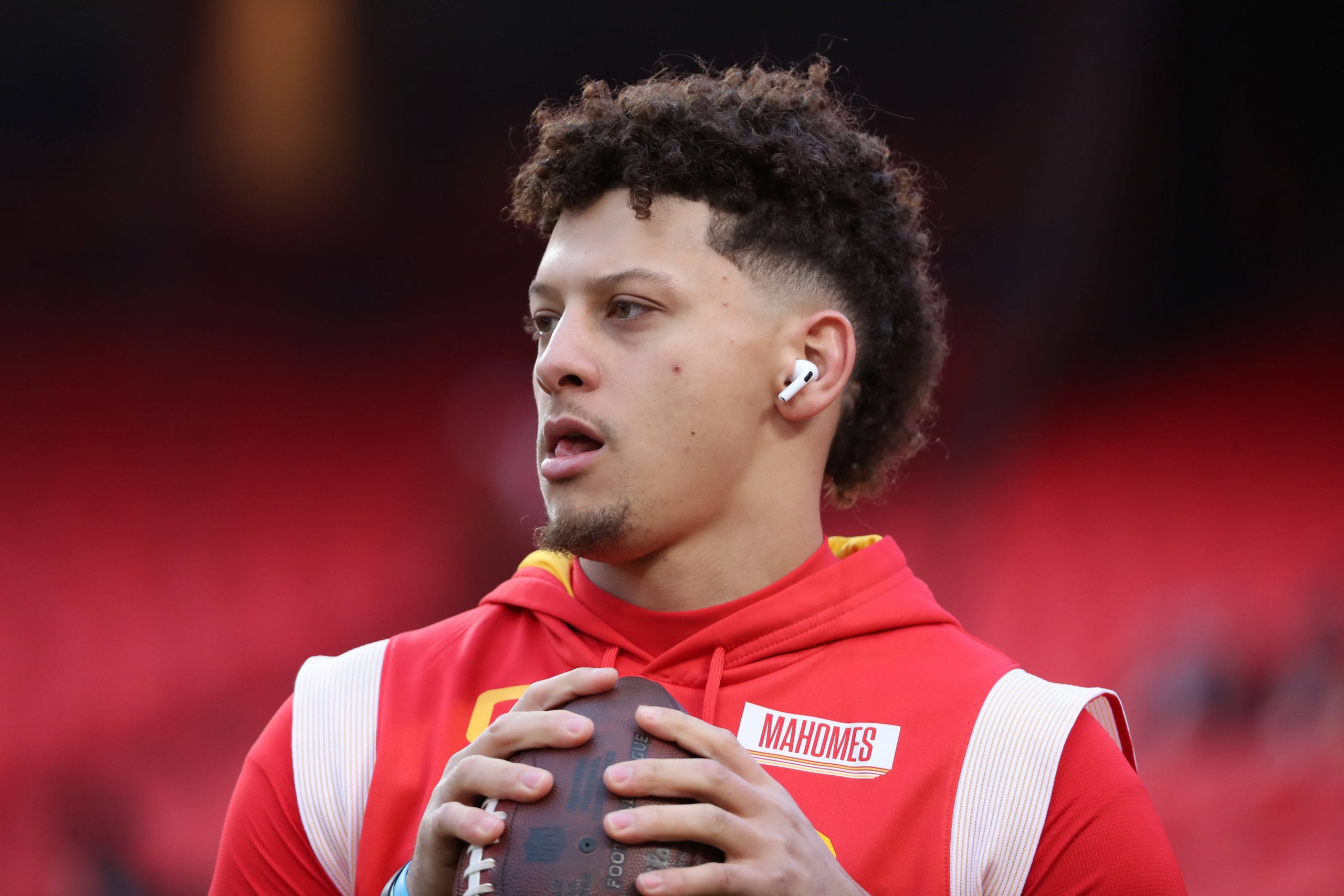 KANSAS CITY, MO - JANUARY 21: Kansas City Chiefs quarterback Patrick Mahomes 15 before an AFC divisional playoff game between the Jacksonville Jaguars and Kansas City Chiefs on January 21, 2023 at GEHA Field at Arrowhead Stadium in Kansas City, MO. Photo by Scott Winters/Icon Sportswire NFL, American Football Herren, USA JAN 21 AFC Divisional Playoffs - Jaguars at Chiefs Icon2301210059
