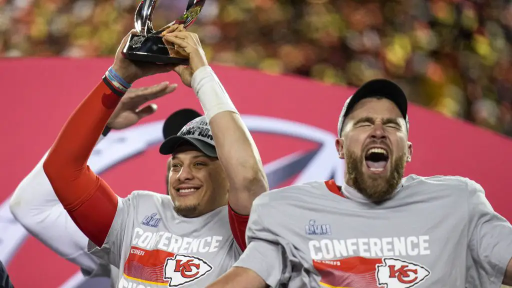 NFL, American Football Herren, USA AFC Championship-Cincinnati Bengals at Kansas City Chiefs Jan 29, 2023 Kansas City, Missouri, USA Kansas City Chiefs quarterback Patrick Mahomes 15 raises the Lamar Hunt Trophy with tight end Travis Kelce 87 after the AFC championship NFL game between the Cincinnati Bengals and the Kansas City Chiefs, Sunday, Jan. 29, 2023, at Arrowhead Stadium in Kansas City, Mo. The Kansas City Chiefs advanced to the Super Bowl with a 23-20 win over the Bengals. Kansas City GEHA Field at Arrowhead Stadium Missouri USA, EDITORIAL USE ONLY PUBLICATIONxINxGERxSUIxAUTxONLY Copyright: xSamxGreenex 20230129_lbm_usa_394