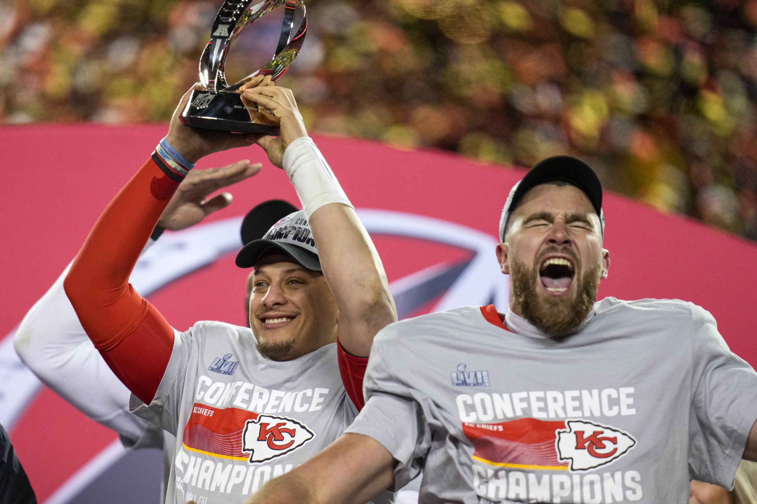 NFL, American Football Herren, USA AFC Championship-Cincinnati Bengals at Kansas City Chiefs Jan 29, 2023 Kansas City, Missouri, USA Kansas City Chiefs quarterback Patrick Mahomes 15 raises the Lamar Hunt Trophy with tight end Travis Kelce 87 after the AFC championship NFL game between the Cincinnati Bengals and the Kansas City Chiefs, Sunday, Jan. 29, 2023, at Arrowhead Stadium in Kansas City, Mo. The Kansas City Chiefs advanced to the Super Bowl with a 23-20 win over the Bengals. Kansas City GEHA Field at Arrowhead Stadium Missouri USA, EDITORIAL USE ONLY PUBLICATIONxINxGERxSUIxAUTxONLY Copyright: xSamxGreenex 20230129_lbm_usa_394