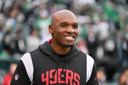 NFL, American Football Herren, USA 2023: 49ers vs Eagles JAN 29 Jan 29, 2023 Philadelphia, Pennsylvania, USA San Francisco 49ers defensive coordinator DeMeco Ryans on the field during the team s warm-ups before the start of the NFC Championship against the Philadelphia Eagles in Philadelphia, Pennsylvania. Mandatory Credit Eric Canha/CSM/Sipa USACredit Image: Eric Canha/Cal Media/Sipa USA Philadelphia Lincoln Financial Field PA USA NOxUSExINxGERMANY PUBLICATIONxINxALGxARGxAUTxBRNxBRAxCANxCHIxCHNxCOLxECUxEGYxGRExINDxIRIxIRQxISRxJORxKUWxLIBxLBAxMLTxMEXxMARxOMAxPERxQATxKSAxSUIxSYRxTUNxTURxUAExUKxVENxYEMxONLY Copyright: xCalxSportxMediax Editorial use only