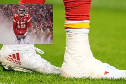 NFL, American Football Herren, USA AFC Divisional Round-Jacksonville Jaguars at Kansas City Chiefs Jan 21, 2023 Kansas City, Missouri, USA Kansas City Chiefs quarterback Patrick Mahomes 15 ankle is taped heavily during the second half in the AFC divisional round game at GEHA Field at Arrowhead Stadium. Kansas City GEHA Field at Arrowhead Stadium Missouri USA, EDITORIAL USE ONLY PUBLICATIONxINxGERxSUIxAUTxONLY Copyright: xJayxBiggerstaffx 20230121_gav_ba4_121
