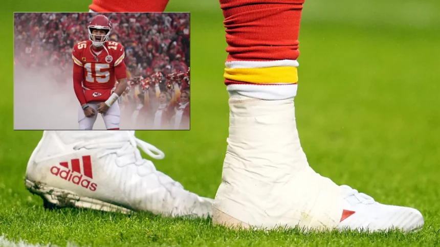 NFL, American Football Herren, USA AFC Divisional Round-Jacksonville Jaguars at Kansas City Chiefs Jan 21, 2023 Kansas City, Missouri, USA Kansas City Chiefs quarterback Patrick Mahomes 15 ankle is taped heavily during the second half in the AFC divisional round game at GEHA Field at Arrowhead Stadium. Kansas City GEHA Field at Arrowhead Stadium Missouri USA, EDITORIAL USE ONLY PUBLICATIONxINxGERxSUIxAUTxONLY Copyright: xJayxBiggerstaffx 20230121_gav_ba4_121