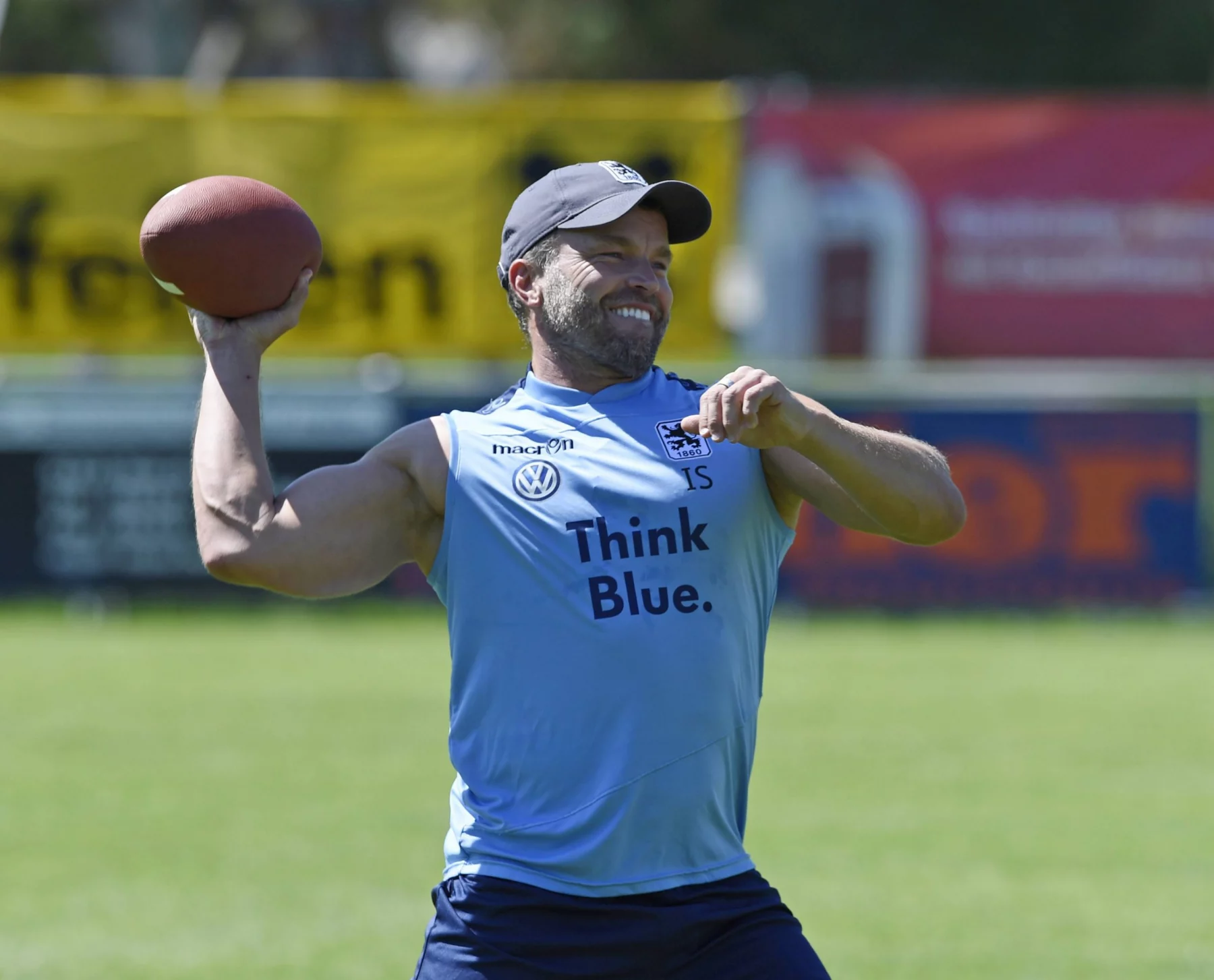 10.07.2015, 2.Fussball Bundesliga 2015/2016: Trainingslager TSV 1860 München in Bad Häring bei Wörgl (Österreich, Tirol). Training (Nachmittag) am Sportplatz in Bad Häring, American Football steht als Abwechslung auf dem Trainingsplan, Fitnesstrainer Ingo Seibert (1860) wirft das Ei. PUBLICATIONxNOTxINxNED 10 07 2015 2 Football Bundesliga 2015 2016 Training camps TSV 1860 Munich in Bath Haering at Wörgl Austria Tyrol Training Afternoon at Sports field in Bath Haering American Football is as Variety on the Training plan Fitness trainer Ingo Seibert 1860 raises the Egg PUBLICATIONxNOTxINxNED