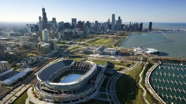 Aerial view of Chicago, Illinois skyline with Soldier Field. PUBLICATIONxINxGERxSUIxAUTxONLY Copyright: RonxChapplexStock 30254377
