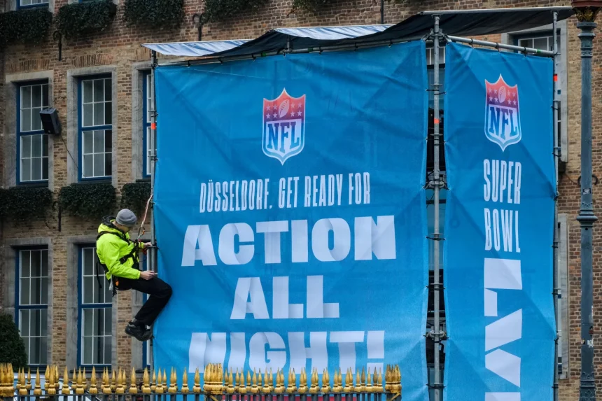 Düsseldorf 06.02.2023 NFL National Football League Hauptquartier soll nach Düsseldorf kommen Bühnenaufbau zu Karneval Marktplatz Rathaus Düsseldorf Nordrhein-Westfalen Deutschland *** Düsseldorf 06 02 2023 NFL National Football League headquarters to come to Düsseldorf stage construction to carnival marketplace city hall Düsseldorf North Rhine Westphalia Germany