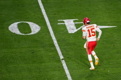 AZ: NFL Super Bowl LVII - First Half Game Play Kansas City Chiefs quarterback 15 Patrick Mahomes limps off the field after being injured during the second quarter of Super Bowl LVII between the Philadelphia Eagles and the Kansas City Chiefs held at State Farm Stadium in Glendale, Arizona on Feb. 12, 2023. Glendale State Farm Stadium Arizona USA NOxUSExINxGERMANY PUBLICATIONxINxALGxARGxAUTxBRNxBRAxCANxCHIxCHNxCOLxECUxEGYxGRExINDxIRIxIRQxISRxJORxKUWxLIBxLBAxMLTxMEXxMARxOMAxPERxQATxKSAxSUIxSYRxTUNxTURxUAExUKxVENxYEMxONLY Copyright: xAnthonyxBeharx Editorial use only