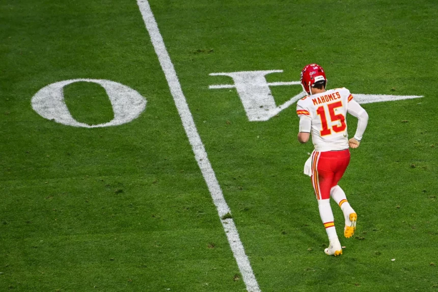 AZ: NFL Super Bowl LVII - First Half Game Play Kansas City Chiefs quarterback 15 Patrick Mahomes limps off the field after being injured during the second quarter of Super Bowl LVII between the Philadelphia Eagles and the Kansas City Chiefs held at State Farm Stadium in Glendale, Arizona on Feb. 12, 2023. Glendale State Farm Stadium Arizona USA NOxUSExINxGERMANY PUBLICATIONxINxALGxARGxAUTxBRNxBRAxCANxCHIxCHNxCOLxECUxEGYxGRExINDxIRIxIRQxISRxJORxKUWxLIBxLBAxMLTxMEXxMARxOMAxPERxQATxKSAxSUIxSYRxTUNxTURxUAExUKxVENxYEMxONLY Copyright: xAnthonyxBeharx Editorial use only