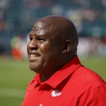 October 3, 2021: Kansas City Chiefs offensive coordinator Eric Bieniemy looks on prior to the NFL, American Football Herren, USA game between the Kansas City Chiefs and the Philadelphia Eagles at Lincoln Financial Field in Philadelphia, Pennsylvania. Christopher Szagola/CSM Philadelphia USA - ZUMAcs7_ 20211003_zaf_cs7_121 Copyright: xChrisxSzagolax
