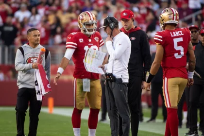 November 28, 2021, Santa Clara, CA, USA: San Francisco 49ers quarterback Jimmy Garoppolo 10 task with San Francisco 49ers head coach Kyle Shanahan. In the fourth quarter during a game against the Minnesota Vikings at the Levi s Stadium on Sunday, November 28, 2021, in Santa Clara. Santa Clara USA - ZUMAj89_ 20211128_zaf_j89_019 Copyright: xPaulxKitagakixJr.x