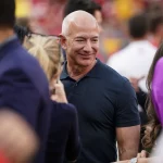 Sport Bilder des Tages NFL, American Football Herren, USA Los Angeles Chargers at Kansas City Chiefs Sep 15, 2022 Kansas City, Missouri, USA Amazon executive chairman Jeff Bezos in attendance before the Kansas City Chiefs play against the Los Angeles Chargers at GEHA Field at Arrowhead Stadium. Kansas City GEHA Field at Arrowhead Stadium Missouri USA, EDITORIAL USE ONLY PUBLICATIONxINxGERxSUIxAUTxONLY Copyright: xJayxBiggerstaffx 20220915_gav_ba4_002