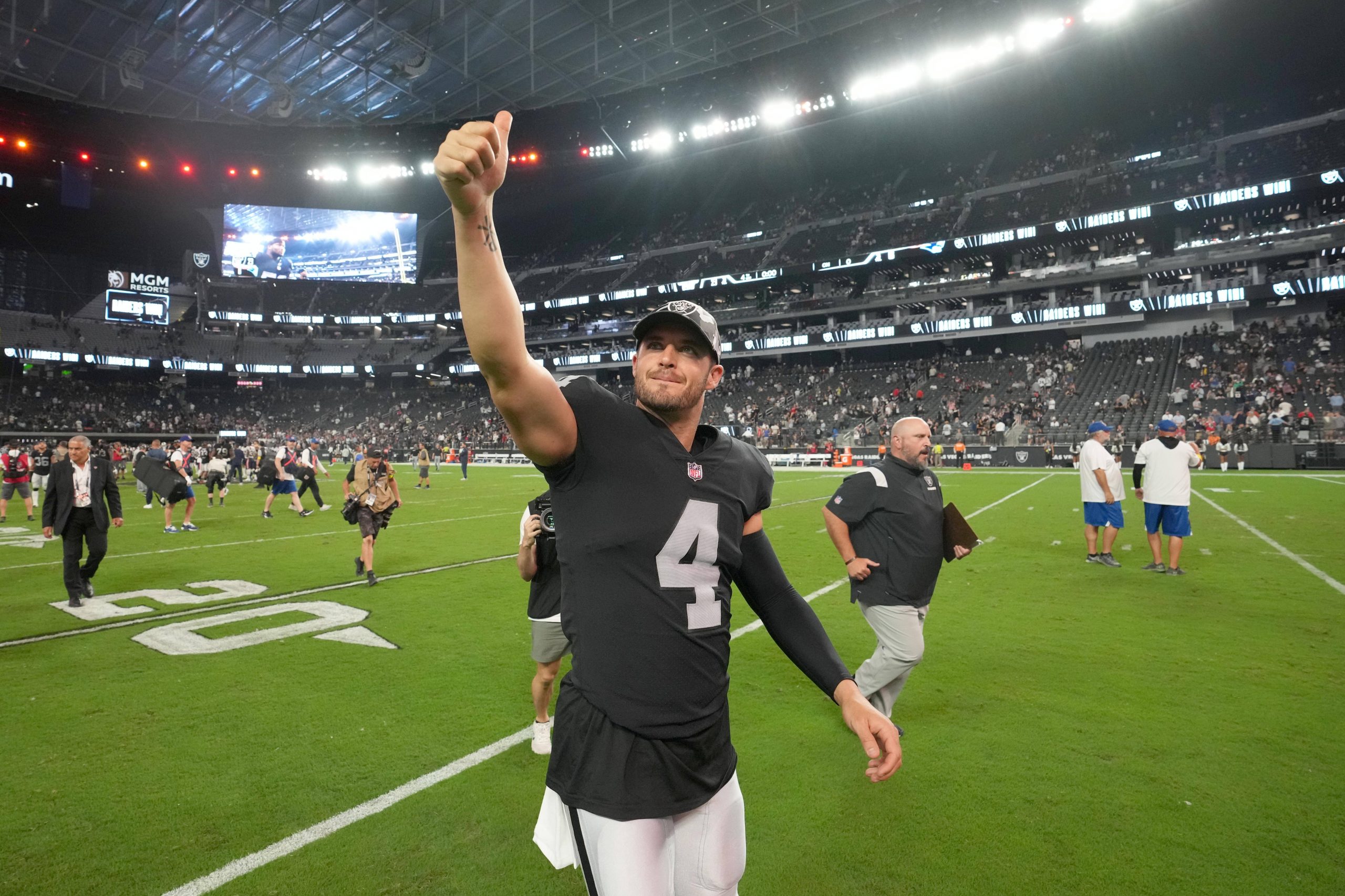 NFL, American Football Herren, USA New England Patriots at Las Vegas Raiders, Aug 26, 2022 Paradise, Nevada, USA Las Vegas Raiders quarterback Derek Carr 4 gestures toward the crowd after the game against the New England Patriots at Allegiant Stadium. Mandatory Credit: Kirby Lee-USA TODAY Sports, 26.08.2022 23:04:42, 18932209, NPStrans, Las Vegas Raiders, Derek Carr, NFL, New England Patriots, Allegiant Stadium, TopPic PUBLICATIONxINxGERxSUIxAUTxONLY Copyright: xKirbyxLeex 18932209