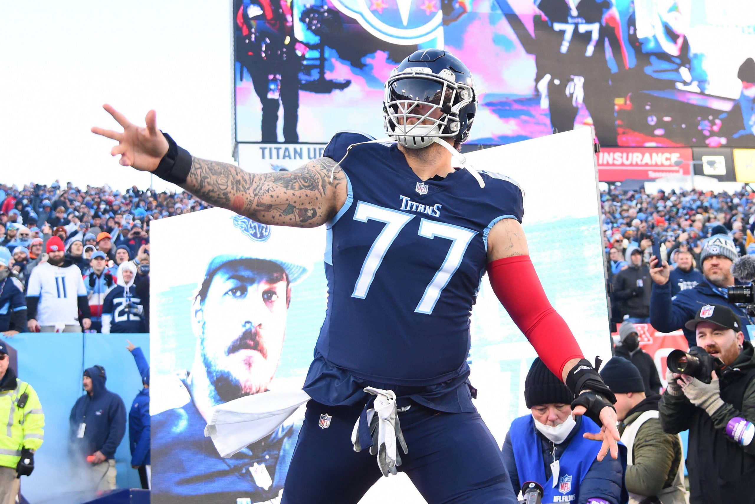 NFL, American Football Herren, USA AFC Divisional Round-Cincinnati Bengals at Tennessee Titans, Jan 22, 2022 Nashville, Tennessee, USA Tennessee Titans offensive tackle Taylor Lewan 77 takes the field before the game against the Cincinnati Bengals during a AFC Divisional playoff football game at Nissan Stadium. Mandatory Credit: Christopher Hanewinckel-USA TODAY Sports, 22.01.2022 16:23:32, 17559994, AFC Divisional, Taylor Lewan, NFL, Nissan Stadium, Tennessee Titans, Cincinnati Bengals PUBLICATIONxINxGERxSUIxAUTxONLY Copyright: xChristopherxHanewinckelx 17559994