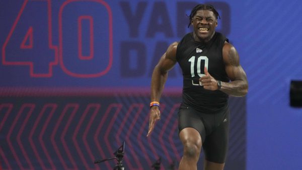 NFL, American Football Herren, USA Scouting Combine, Mar 5, 2022 Indianapolis, IN, USA Louisiana State linebacker Damone Clark LB10 runs the 40-yard dash during the 2022 NFL Scouting Combine at Lucas Oil Stadium. Mandatory Credit: Kirby Lee-USA TODAY Sports, 05.03.2022 20:11:35, 17838510, Lucas Oil Stadium, NPStrans, NFL, Scouting Combine, Damone Clark PUBLICATIONxINxGERxSUIxAUTxONLY Copyright: xKirbyxLeex 17838510