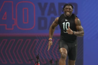 NFL Scouting Combine 2024 NFL, American Football Herren, USA Scouting Combine, Mar 5, 2022 Indianapolis, IN, USA Louisiana State linebacker Damone Clark LB10 runs the 40-yard dash during the 2022 NFL Scouting Combine at Lucas Oil Stadium. Mandatory Credit: Kirby Lee-USA TODAY Sports, 05.03.2022 20:11:35, 17838510, Lucas Oil Stadium, NPStrans, NFL, Scouting Combine, Damone Clark PUBLICATIONxINxGERxSUIxAUTxONLY Copyright: xKirbyxLeex 17838510
