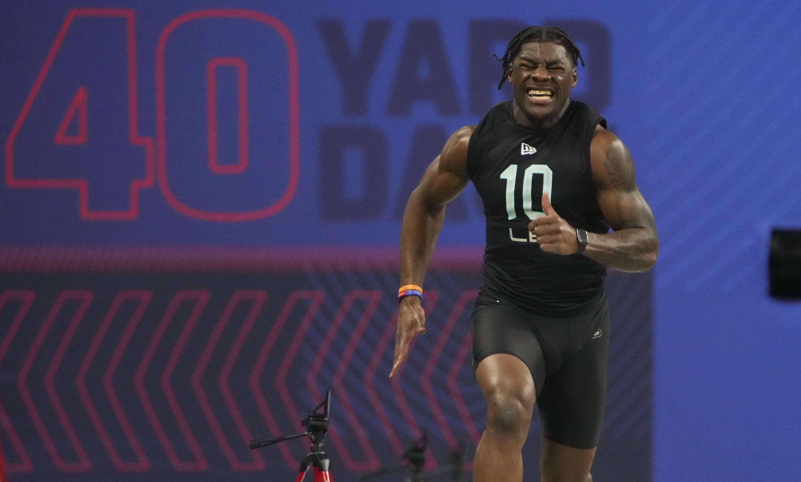 NFL, American Football Herren, USA Scouting Combine, Mar 5, 2022 Indianapolis, IN, USA Louisiana State linebacker Damone Clark LB10 runs the 40-yard dash during the 2022 NFL Scouting Combine at Lucas Oil Stadium. Mandatory Credit: Kirby Lee-USA TODAY Sports, 05.03.2022 20:11:35, 17838510, Lucas Oil Stadium, NPStrans, NFL, Scouting Combine, Damone Clark PUBLICATIONxINxGERxSUIxAUTxONLY Copyright: xKirbyxLeex 17838510
