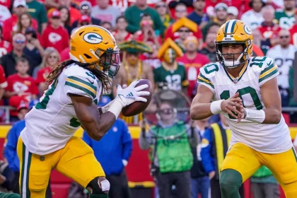 NFL, American Football Herren, USA Green Bay Packers at Kansas City Chiefs, Nov 7, 2021 Kansas City, Missouri, USA Green Bay Packers quarterback Jordan Love 10 pitches the ball to running back Aaron Jones 33 against the Kansas City Chiefs during the first half at GEHA Field at Arrowhead Stadium. Mandatory Credit: Denny Medley-USA TODAY Sports, 07.11.2021 15:27:07, 17116163, NPStrans, Jordan Love, NFL, Kansas City Chiefs, Arrowhead Stadium, Aaron Jones, Green Bay Packers, TopPic PUBLICATIONxINxGERxSUIxAUTxONLY Copyright: xDennyxMedleyx 17116163
