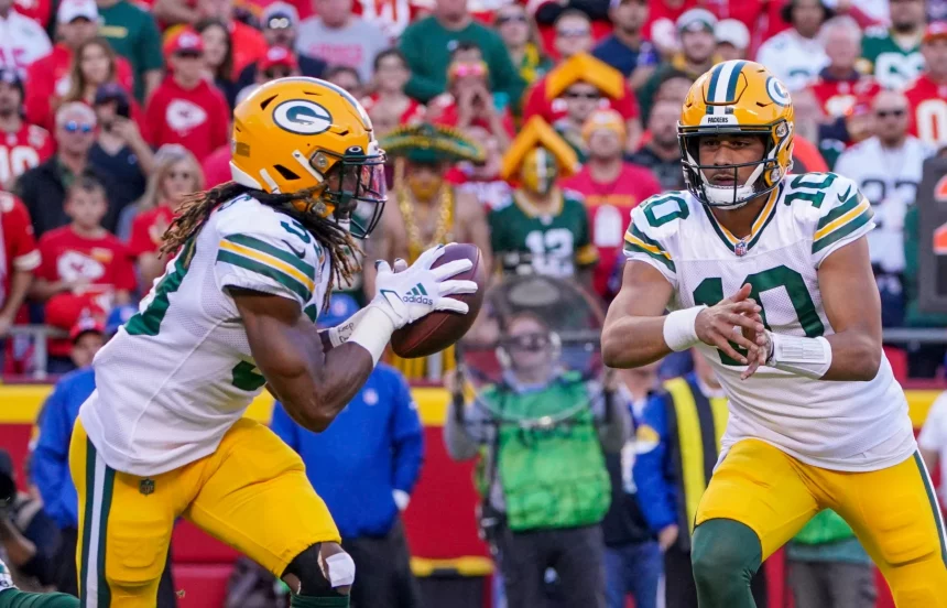 NFL, American Football Herren, USA Green Bay Packers at Kansas City Chiefs, Nov 7, 2021 Kansas City, Missouri, USA Green Bay Packers quarterback Jordan Love 10 pitches the ball to running back Aaron Jones 33 against the Kansas City Chiefs during the first half at GEHA Field at Arrowhead Stadium. Mandatory Credit: Denny Medley-USA TODAY Sports, 07.11.2021 15:27:07, 17116163, NPStrans, Jordan Love, NFL, Kansas City Chiefs, Arrowhead Stadium, Aaron Jones, Green Bay Packers, TopPic PUBLICATIONxINxGERxSUIxAUTxONLY Copyright: xDennyxMedleyx 17116163