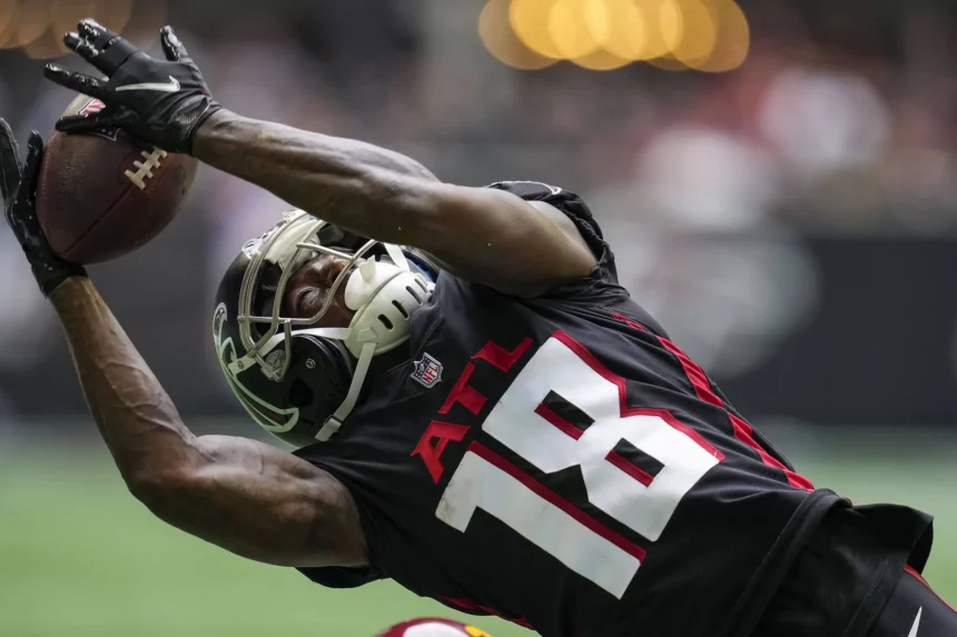 NFL, American Football Herren, USA Washington Football Team at Atlanta Falcons, Oct 3, 2021 Atlanta, Georgia, USA Atlanta Falcons wide receiver Calvin Ridley 18 tries to catch a pass against the Washington Football Team during the second half at Mercedes-Benz Stadium. Mandatory Credit: Dale Zanine-USA TODAY Sports, 03.10.2021 15:17:20, 16886267, NPStrans, Mercedes-Benz Stadium, NFL, Washington Football Team, Calvin Ridley, Atlanta Falcons PUBLICATIONxINxGERxSUIxAUTxONLY Copyright: xDalexZaninex 16886267