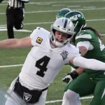 NFL, American Football Herren, USA Las Vegas Raiders at New York Jets, Dec 6, 2020 East Rutherford, NJ, USA Las Vegas Raiders quarterback Derek Carr 4 scores a touchdown against the New York Jets in the second half of a NFL game at MetLife Stadium. Mandatory Credit: Vincent Carchietta-USA TODAY Sports, 06.12.2020 14:54:53, 15275865, NPStrans, MetLife Stadium, Las Vegas Raiders, New York Jets, Derek Carr, NFL, TopPic PUBLICATIONxINxGERxSUIxAUTxONLY Copyright: xVincentxCarchiettax 15275865