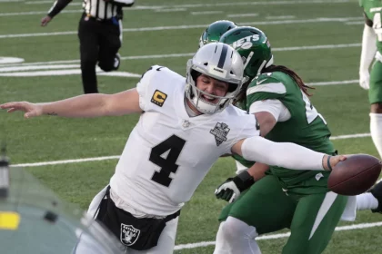 NFL, American Football Herren, USA Las Vegas Raiders at New York Jets, Dec 6, 2020 East Rutherford, NJ, USA Las Vegas Raiders quarterback Derek Carr 4 scores a touchdown against the New York Jets in the second half of a NFL game at MetLife Stadium. Mandatory Credit: Vincent Carchietta-USA TODAY Sports, 06.12.2020 14:54:53, 15275865, NPStrans, MetLife Stadium, Las Vegas Raiders, New York Jets, Derek Carr, NFL, TopPic PUBLICATIONxINxGERxSUIxAUTxONLY Copyright: xVincentxCarchiettax 15275865