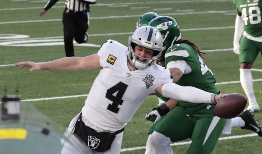 NFL, American Football Herren, USA Las Vegas Raiders at New York Jets, Dec 6, 2020 East Rutherford, NJ, USA Las Vegas Raiders quarterback Derek Carr 4 scores a touchdown against the New York Jets in the second half of a NFL game at MetLife Stadium. Mandatory Credit: Vincent Carchietta-USA TODAY Sports, 06.12.2020 14:54:53, 15275865, NPStrans, MetLife Stadium, Las Vegas Raiders, New York Jets, Derek Carr, NFL, TopPic PUBLICATIONxINxGERxSUIxAUTxONLY Copyright: xVincentxCarchiettax 15275865
