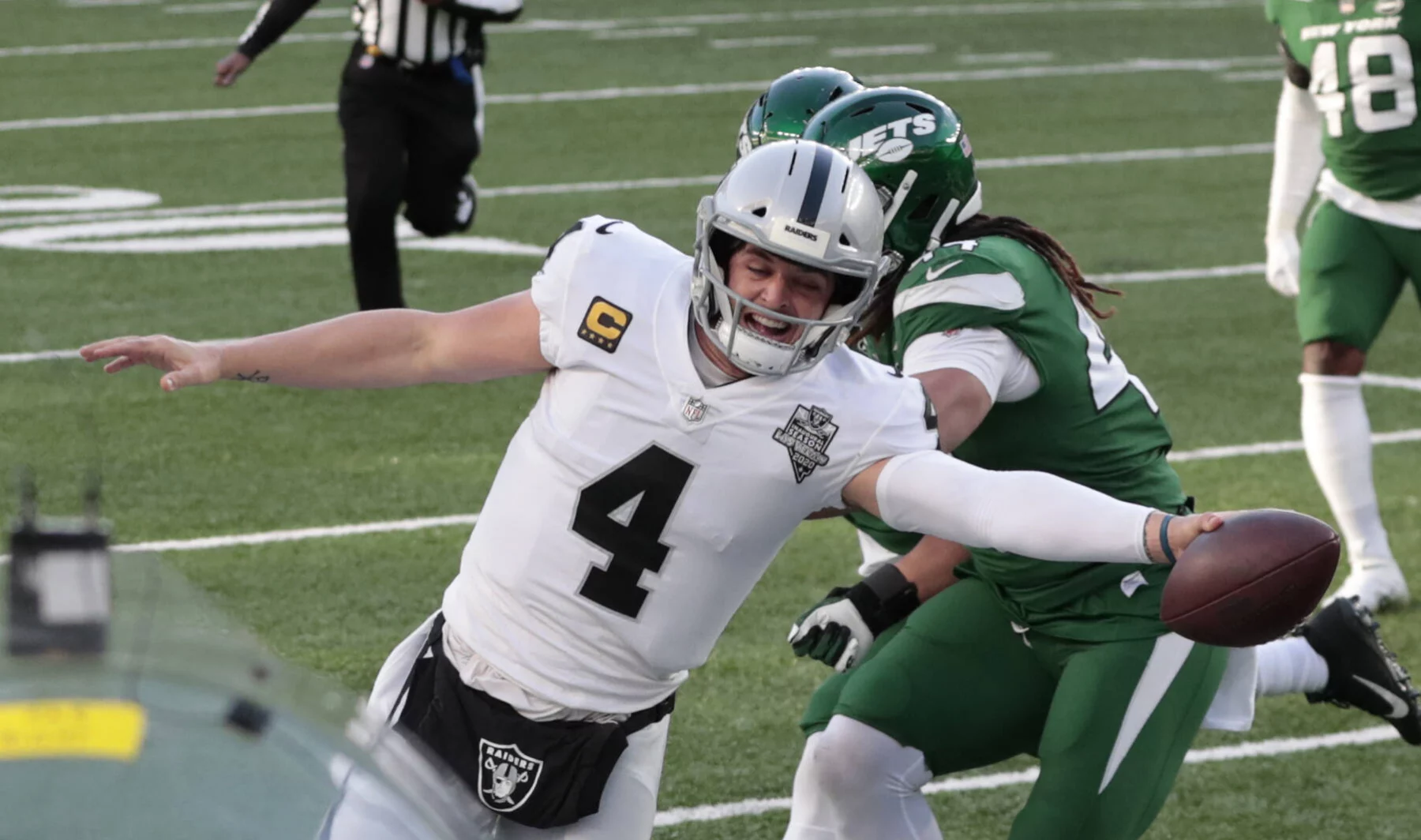 NFL, American Football Herren, USA Las Vegas Raiders at New York Jets, Dec 6, 2020 East Rutherford, NJ, USA Las Vegas Raiders quarterback Derek Carr 4 scores a touchdown against the New York Jets in the second half of a NFL game at MetLife Stadium. Mandatory Credit: Vincent Carchietta-USA TODAY Sports, 06.12.2020 14:54:53, 15275865, NPStrans, MetLife Stadium, Las Vegas Raiders, New York Jets, Derek Carr, NFL, TopPic PUBLICATIONxINxGERxSUIxAUTxONLY Copyright: xVincentxCarchiettax 15275865