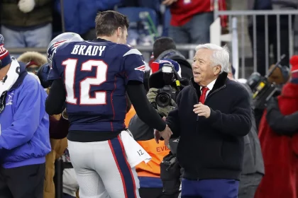 NFL, American Football Herren, USA Buffalo Bills at New England Patriots, Dec 21, 2019 Foxborough, Massachusetts, USA New England Patriots owner Robert Kraft greets quarterback Tom Brady 12 before their game against the Buffalo Bills at Gillette Stadium. Mandatory Credit: Winslow Townson-USA TODAY Sports, 21.12.2019 15:58:09, 13823967, Buffalo Bills, NPStrans, New England Patriots, NFL, Tom Brady, Robert Kraft, Gillette Stadium, TopPic PUBLICATIONxINxGERxSUIxAUTxONLY Copyright: xWinslowxTownsonx 13823967
